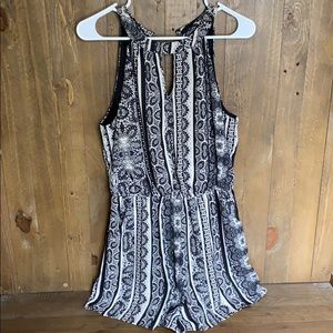 5/$22 Black and cream romper size L